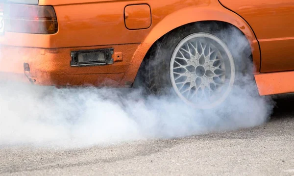 Auto Fahren Rauch Unter Den Rädern Von Autos — Stockfoto