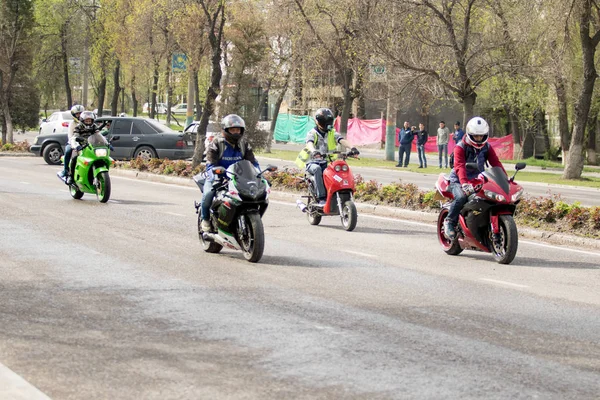 哈萨克斯坦 Shymkent 2017年3月15日 2017年3月15日在 Shymkent 自行车季开幕时的摩托车 — 图库照片