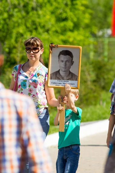Shymkent, Kazakistan 9 Mayıs 2017: Ölümsüz alayı. Halk festivaller insan. Büyük Vatanseverlik Savaşı 1941-1945, Kızıl Ordu ve Sovyet halkının Zafer Bayramı.
