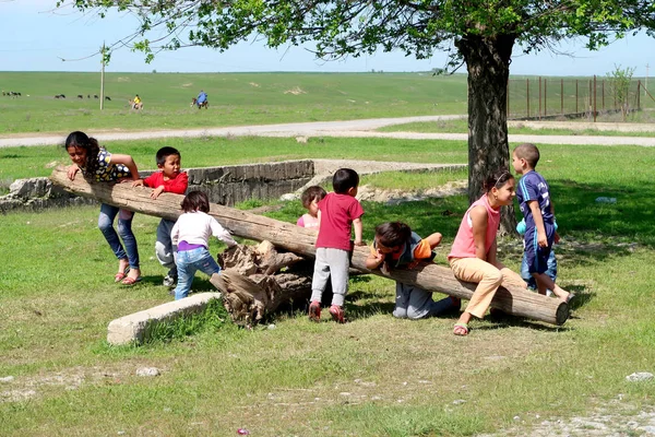 Kazakhstan Shymkent Avril 2017 Balançoire Les Petits Enfants Jouent Dans — Photo