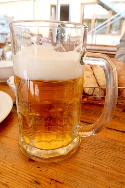 Masada bira olan kupa.