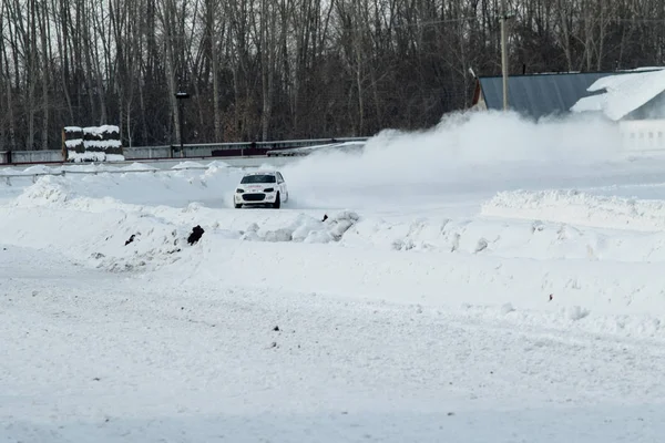 Petropavlovsk, Kazakistan - 6 Mart 2016: Fincan Urallar, Sibirya ve Kazakistan kış parça yarış. Yarış pisti Bishkul Kuzey Kazakistan 2016.