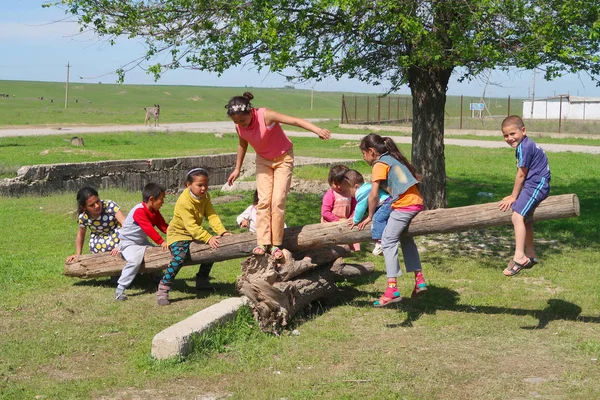 Kazakhstan Shymkent Avril 2017 Balançoire Les Petits Enfants Jouent Dans — Photo