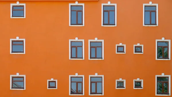 Wajah Dari Sebuah Bangunan Bertingkat Dengan Jendela Seni — Stok Foto