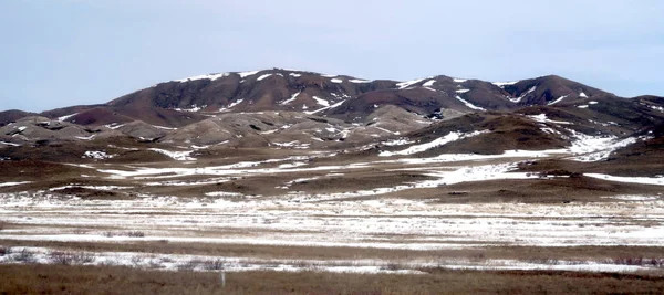 雪春の草原の丘 — ストック写真