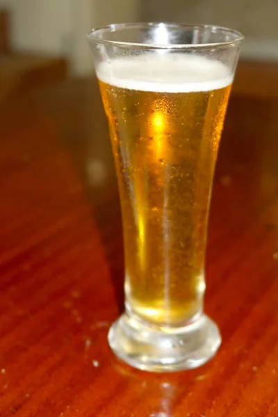 Ein Glas Bier Mit Tropfen — Stockfoto