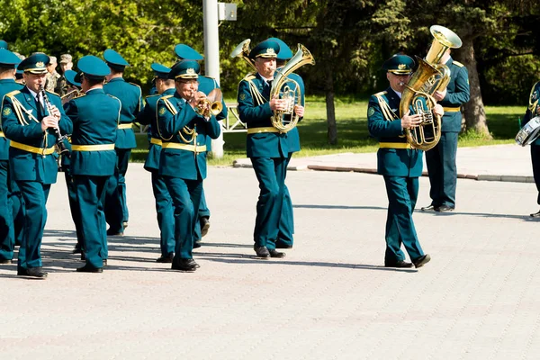 Petropavlovsk 7 Mayıs 2016: Resmi tatil. Defender'ı vatan günün Kazakistan'da 7 Mayıs kutladı. Asker ve askeri. Toplu kutlamalar insanlar.
