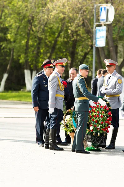 Petropavlovsk 7 Mayıs 2016: Resmi tatil. Defender'ı vatan günün Kazakistan'da 7 Mayıs kutladı. Asker ve askeri. Toplu kutlamalar insanlar.