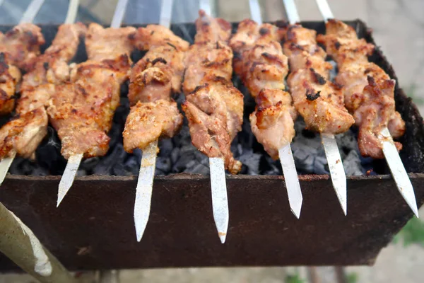 Viande Sur Brochettes Les Brochettes Sont Cuites Charbon Bois — Photo