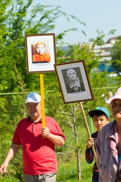 Shymkent, Kazakistan 9 Mayıs 2017: Ölümsüz alayı. Halk festivaller insan. Büyük Vatanseverlik Savaşı 1941-1945, Kızıl Ordu ve Sovyet halkının Zafer Bayramı.