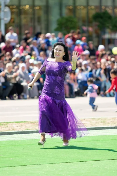 Shymkent, Kazakistan - 1 Mayıs 2017: Kazakistan şarkıları söyleyerek. 1 Mayıs Kazakistan halkının birlik gün işaretler
