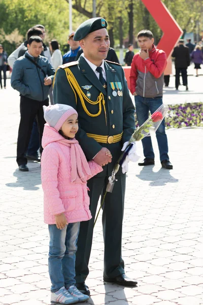 Petropavlovsk 7 Mayıs 2016: Resmi tatil. Defender'ı vatan günün Kazakistan'da 7 Mayıs kutladı. Asker ve askeri. Toplu kutlamalar insanlar.