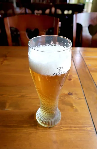 Ein Glas Bier Auf Einem Holztisch — Stockfoto