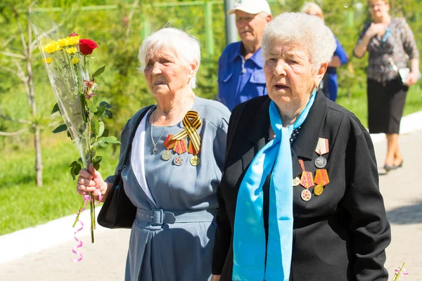 Shymkent, Kazakistan 9 Mayıs 2017: Ölümsüz alayı. Halk festivaller insan. Büyük Vatanseverlik Savaşı 1941-1945, Kızıl Ordu ve Sovyet halkının Zafer Bayramı.