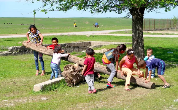 Kazakhstan Shymkent Avril 2017 Balançoire Les Petits Enfants Jouent Dans — Photo