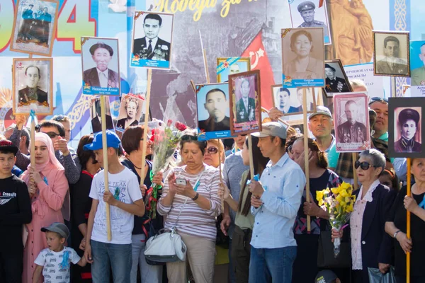 哈萨克斯坦 Shymkent 2017年5月9日 不朽团 民间节日的人 在1941 1945年伟大卫国战争中红军和苏联人民胜利的盛宴 — 图库照片