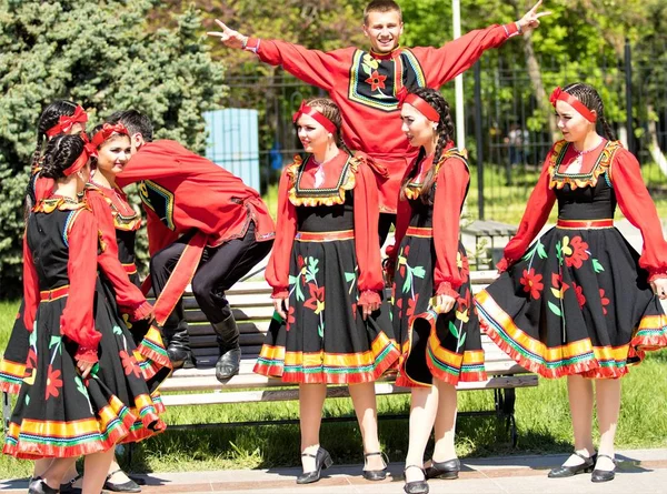 Shymkent, Kazakistan - 1 Mayıs 2017: Şarkıcı ve ulusal kostümleri dansçılar. 1 Mayıs Kazakistan halkının birlik gün işaretler