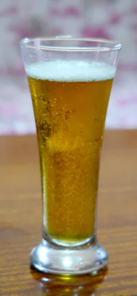 Ein Glas Bier Mit Tropfen — Stockfoto