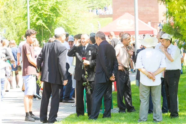Shymkent, Kazakistan 9 Mayıs 2017: Ölümsüz alayı. Halk festivaller insan. Büyük Vatanseverlik Savaşı 1941-1945, Kızıl Ordu ve Sovyet halkının Zafer Bayramı.