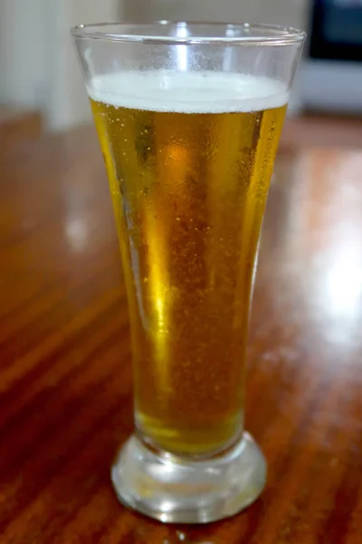 Ein Glas Bier Mit Tropfen — Stockfoto