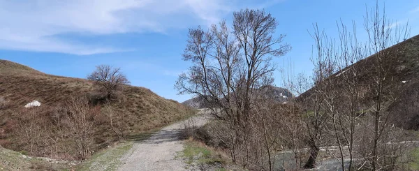 Dağlarda Bahar Yatay Stabilize Yol — Stok fotoğraf