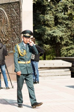 Petropavlovsk 7 Mayıs 2016: Resmi tatil. Defender'ı vatan günün Kazakistan'da 7 Mayıs kutladı. Asker ve askeri. Toplu kutlamalar insanlar.