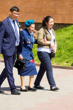 Shymkent, Kazakistan 9 Mayıs 2017: Ölümsüz alayı. Halk festivaller insan. Büyük Vatanseverlik Savaşı 1941-1945, Kızıl Ordu ve Sovyet halkının Zafer Bayramı.