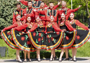 Shymkent, Kazakistan - 1 Mayıs 2017: Şarkıcı ve ulusal kostümleri dansçılar. 1 Mayıs Kazakistan halkının birlik gün işaretler