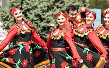 Shymkent, Kazakistan - 1 Mayıs 2017: Şarkıcı ve ulusal kostümleri dansçılar. 1 Mayıs Kazakistan halkının birlik gün işaretler