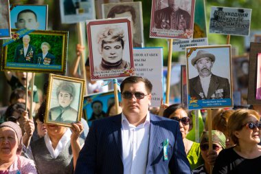 Shymkent, Kazakistan 9 Mayıs 2017: Ölümsüz alayı. Halk festivaller insan. Büyük Vatanseverlik Savaşı 1941-1945, Kızıl Ordu ve Sovyet halkının Zafer Bayramı.