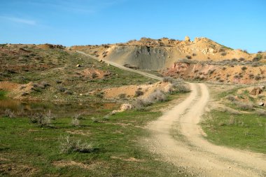 yeşil bozkır tepelerinin doğal görünümü