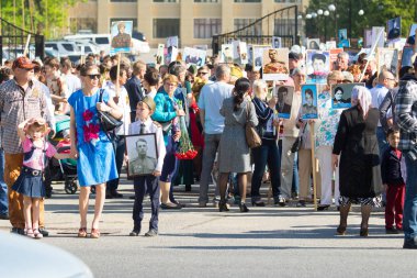 Shymkent, Kazakistan 9 Mayıs 2017: Ölümsüz alayı. Halk festivaller insan. Büyük Vatanseverlik Savaşı 1941-1945, Kızıl Ordu ve Sovyet halkının Zafer Bayramı.