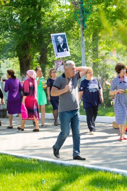 Shymkent, Kazakistan 9 Mayıs 2017: Ölümsüz alayı. Halk festivaller insan. Büyük Vatanseverlik Savaşı 1941-1945, Kızıl Ordu ve Sovyet halkının Zafer Bayramı.