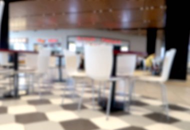 Arka plan bulanık alışveriş merkezi salonu