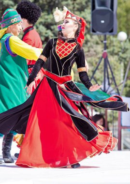 Shymkent, Kazakistan - 1 Mayıs 2017: Kazakistan halklarının Ulusal kostümleri dansçılar. 1 Mayıs Kazakistan halkının birlik gün işaretler