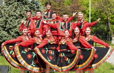 Shymkent, Kazakistan - 1 Mayıs 2017: Şarkıcı ve ulusal kostümleri dansçılar. 1 Mayıs Kazakistan halkının birlik gün işaretler