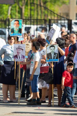 Shymkent, Kazakistan 9 Mayıs 2017: Ölümsüz alayı. Halk festivaller insan. Büyük Vatanseverlik Savaşı 1941-1945, Kızıl Ordu ve Sovyet halkının Zafer Bayramı.