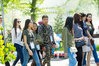 Shymkent, Kazakistan 9 Mayıs 2017: Ölümsüz alayı. Halk festivaller insan. Büyük Vatanseverlik Savaşı 1941-1945, Kızıl Ordu ve Sovyet halkının Zafer Bayramı.
