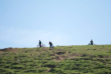 Kazakistan, Çimkent - 23 Nisan 2017. Bozkır yeşil çim bisikletçiler binmek.