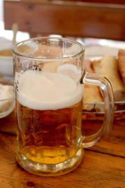 Masada bira olan kupa.