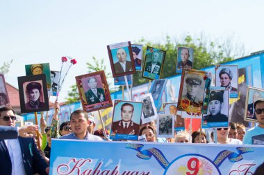 Shymkent, Kazakistan 9 Mayıs 2017: Ölümsüz alayı. Halk festivaller insan. Büyük Vatanseverlik Savaşı 1941-1945, Kızıl Ordu ve Sovyet halkının Zafer Bayramı.