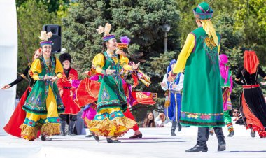 Shymkent, Kazakistan - 1 Mayıs 2017: Kazakistan halklarının Ulusal kostümleri dansçılar. 1 Mayıs Kazakistan halkının birlik gün işaretler