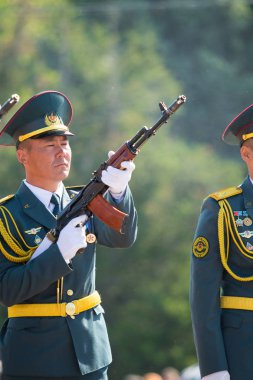 Shymkent, Kazakistan 9 Mayıs 2017: Ölümsüz alayı. Halk festivaller insan. Büyük Vatanseverlik Savaşı 1941-1945, Kızıl Ordu ve Sovyet halkının Zafer Bayramı.