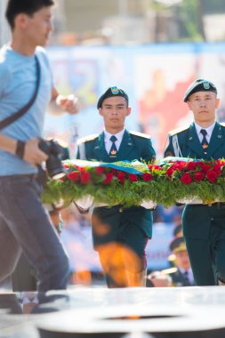 Shymkent, Kazakistan 9 Mayıs 2017: Ölümsüz alayı. Halk festivaller insan. Büyük Vatanseverlik Savaşı 1941-1945, Kızıl Ordu ve Sovyet halkının Zafer Bayramı.