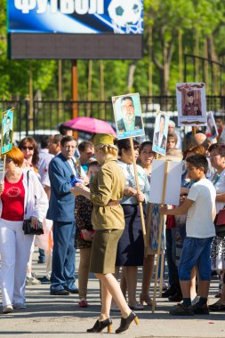 Shymkent, Kazakistan 9 Mayıs 2017: Ölümsüz alayı. Halk festivaller insan. Büyük Vatanseverlik Savaşı 1941-1945, Kızıl Ordu ve Sovyet halkının Zafer Bayramı.