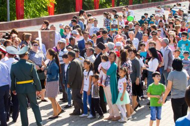Shymkent, Kazakistan 9 Mayıs 2017: Ölümsüz alayı. Halk festivaller insan. Büyük Vatanseverlik Savaşı 1941-1945, Kızıl Ordu ve Sovyet halkının Zafer Bayramı.