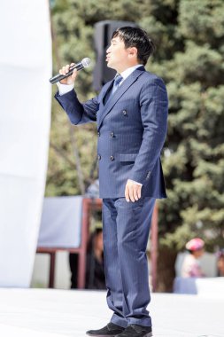 Shymkent, Kazakistan - 1 Mayıs 2017: Kazakistan şarkıları söyleyerek. 1 Mayıs Kazakistan halkının birlik gün işaretler