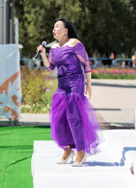 Shymkent, Kazakistan - 1 Mayıs 2017: Kazakistan şarkıları söyleyerek. 1 Mayıs Kazakistan halkının birlik gün işaretler