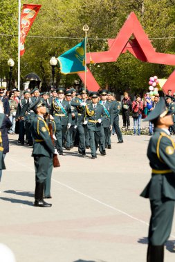 Petropavlovsk 7 Mayıs 2016: Resmi tatil. Defender'ı vatan günün Kazakistan'da 7 Mayıs kutladı. Asker ve askeri. Toplu kutlamalar insanlar.