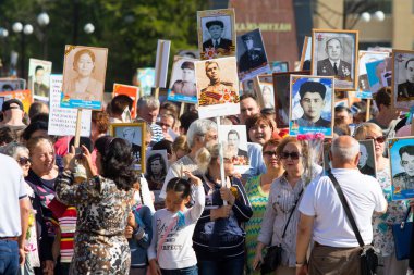 Shymkent, Kazakistan 9 Mayıs 2017: Ölümsüz alayı. Halk festivaller insan. Büyük Vatanseverlik Savaşı 1941-1945, Kızıl Ordu ve Sovyet halkının Zafer Bayramı.